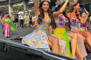 Dàn hoa hậu mặc gợi cảm tại lễ hội té nước