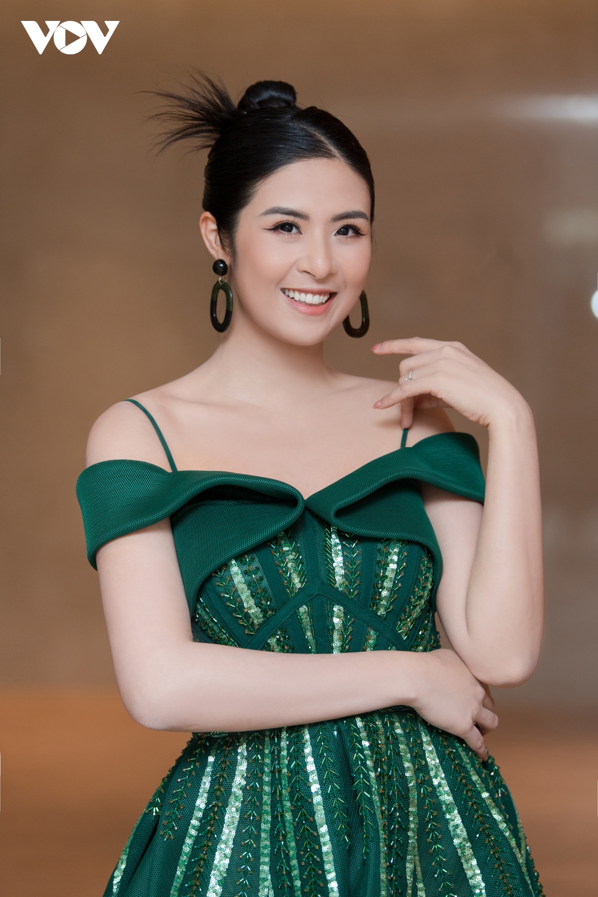Hoa hậu Ngọc Hân làm vedette cho Hà Duy tại show diễn Bước chân di sản