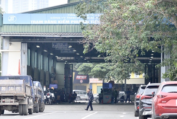 Phong tỏa trung tâm đăng kiểm: Công an ập vào yêu cầu nhiều chủ xe rời đi