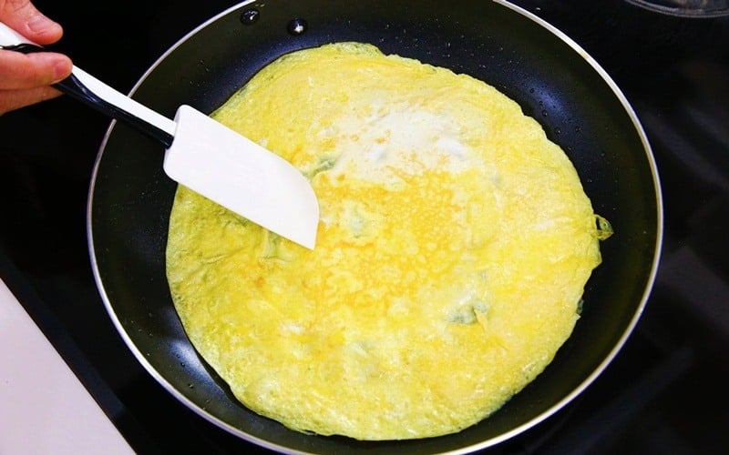 Rán trứng đừng chỉ cho dầu: Thêm thứ này vào trứng mềm ngon, gấp đôi chất bổ