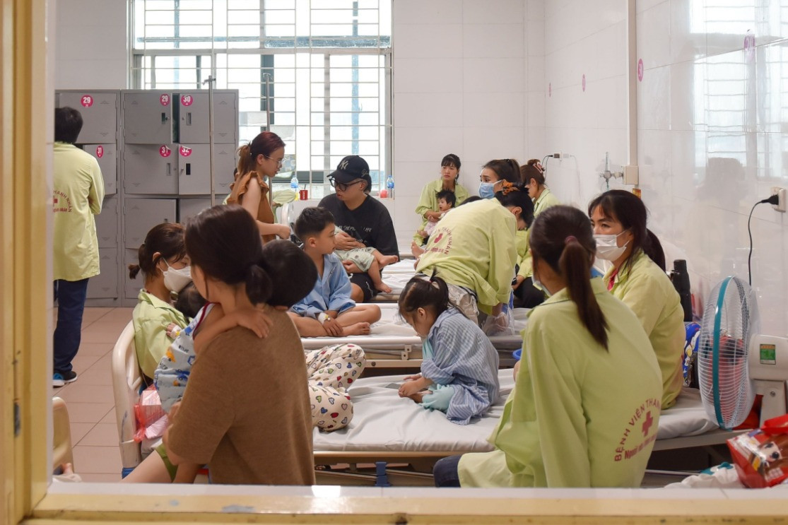 Bệnh viện quá tải do nhiều trẻ Hà Nội mắc RSV trở nặng, phải hỗ trợ hô hấp