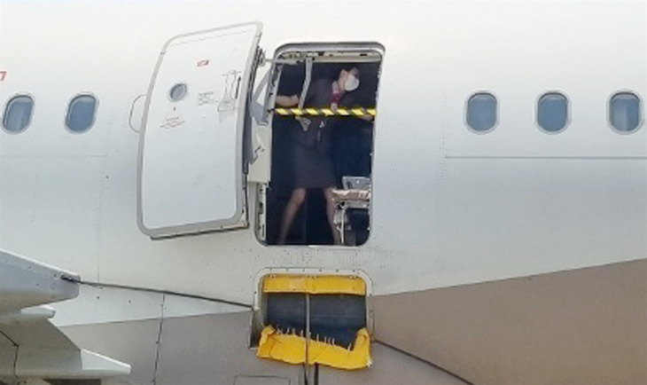 Tranh cãi nữ tiếp viên hàng không có nên mặc váy ngắn