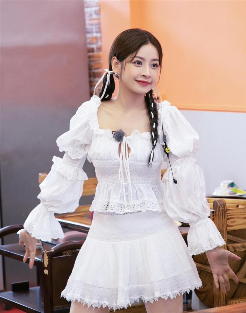 Chi Pu chạy show ở Trung Quốc: Mặc đồ trẻ trung, tôn dáng gợi cảm
