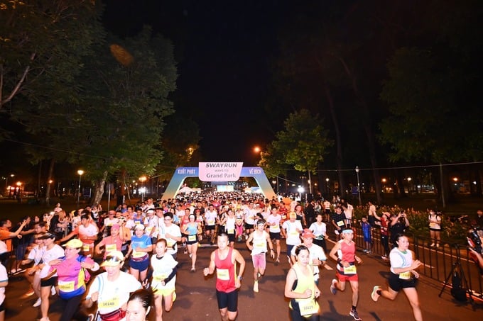 Hàng nghìn runners chinh phục đường chạy 5Way Run